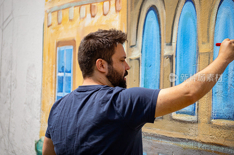 fcosus artis是一名壁画画家，他全神贯注地画出精确的笔触，使小威尼斯的壁画具有真实感